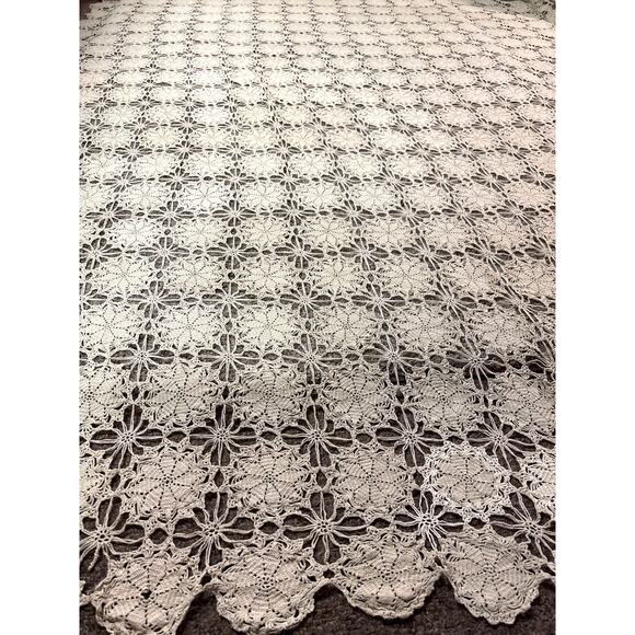 Vintage Ecru Crocheted Tablecloth Coverlet Floral Pinwheel Cottagecore Handmade - Picture 1 of 9